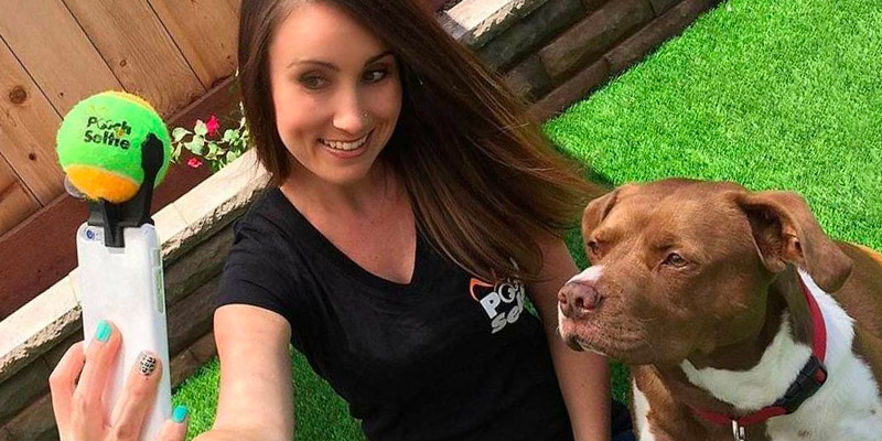 mujer tomándose selfie con perro