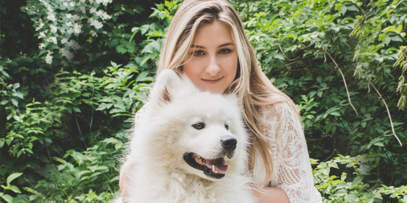 mujer con perro blanco