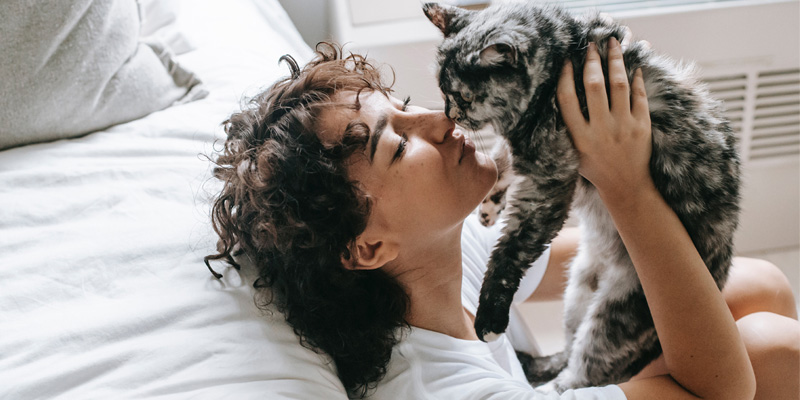 mujer pet lover sosteniendo en brazos a un gato